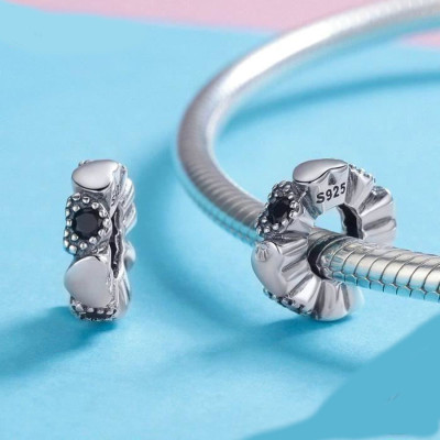 Charms Czarna Kwiatowa Harmonia – Srebro 925 Elegancja